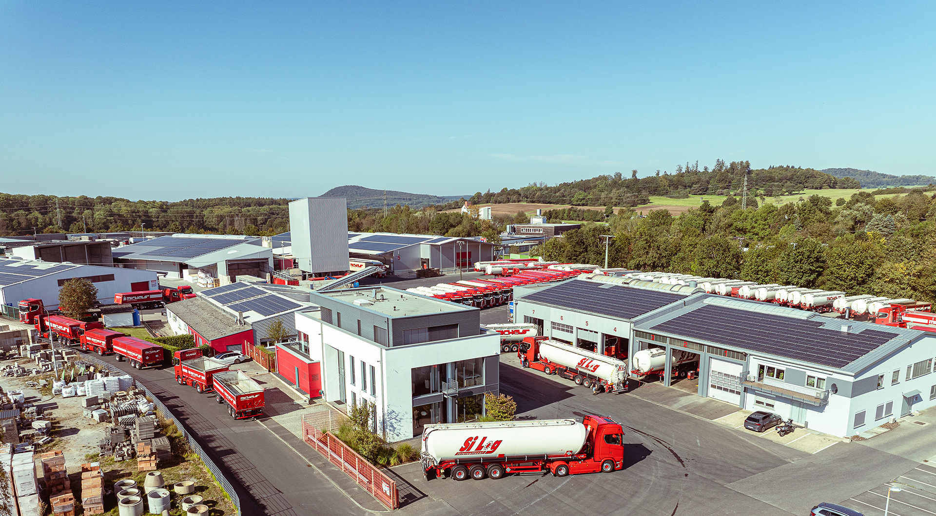 SiLog Unternehmensgelände Lkws Verwaltungsgebäude Spedition