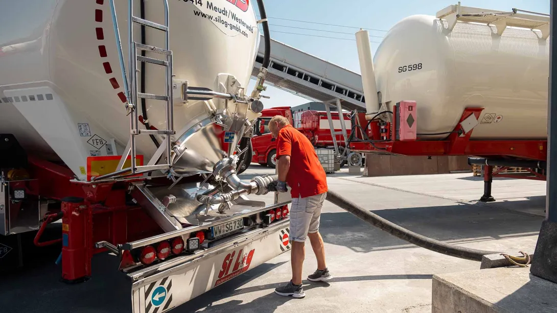 SiLog Lkw Mitarbeiter Silo Fahrzeug Slider 3